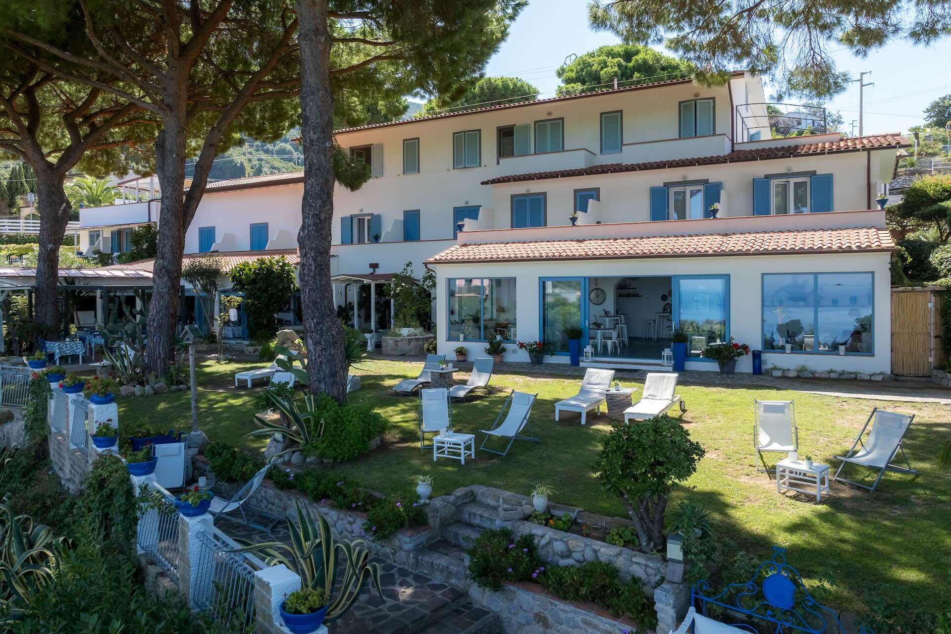 Vista del giardino e della splendida struttura dell'Hotel Sant'Andrea