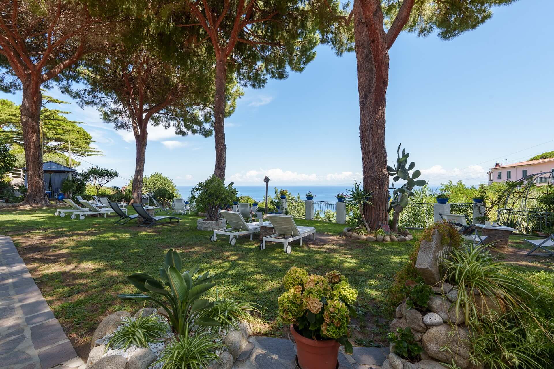 Giardino Hotel Sant'Andrea con vista mare
