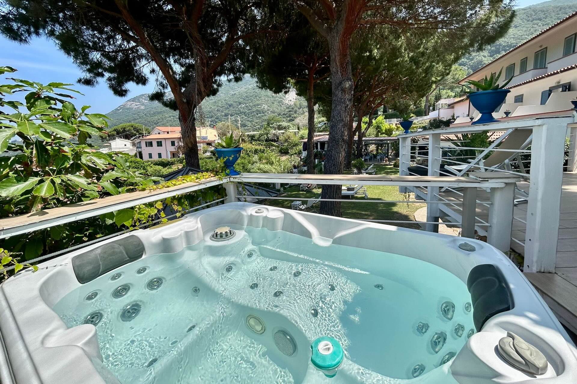 Area idromassaggio in giardino - Hotel Sant'Andrea